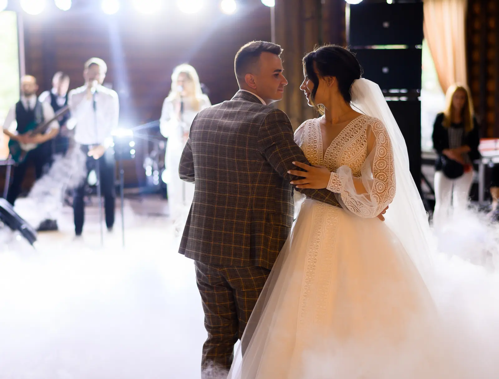 Pareja bailando su primer baile de boda